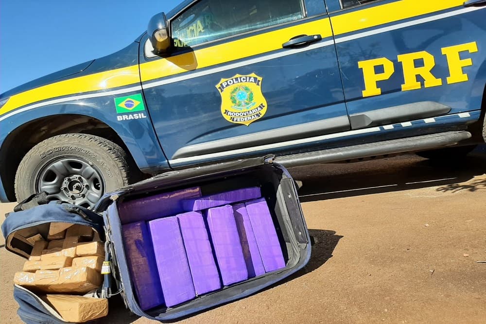 PRF apreende maconha em ônibus de linha