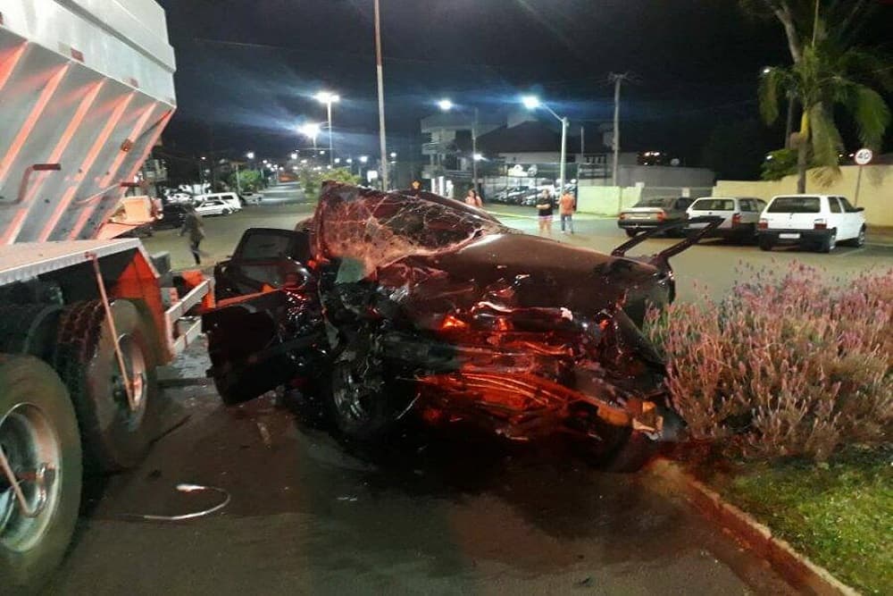 Acidente entre carro e caminhão mata jovem no centro de Três Passos