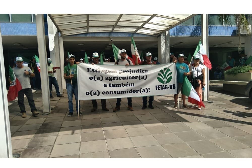 Agricultores fazem mobilizações e ocupam prédio do Ministério da Agricultura em Porto Alegre
