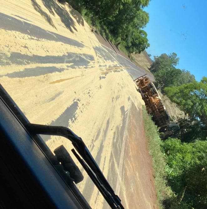 Caminhão carregado de ração tomba na ERS-155