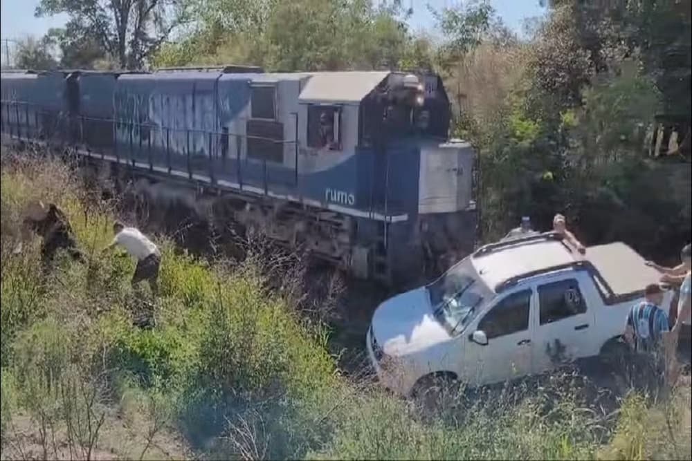 Polícia investiga carro que foi atingido por trem em São Gabriel