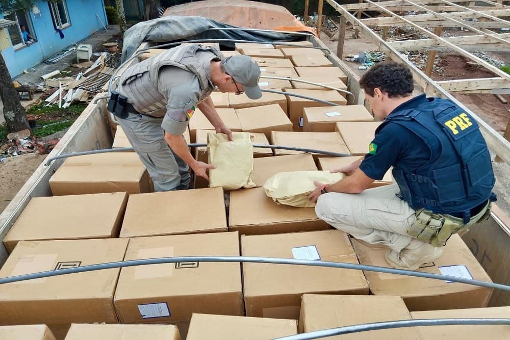 PRF, BM e SEFAZ apreendem carreta com cerca de 1,6 tonelada de tetracaína