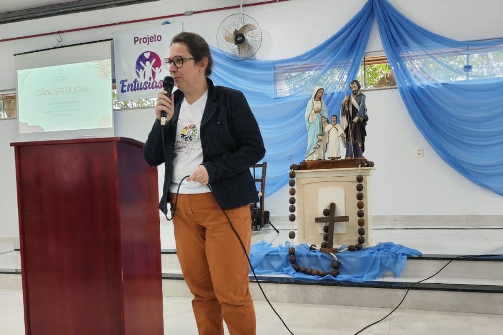 Projeto Entusiasmo reforça importância da prevenção ao câncer bucal com palestra, música e testemunho de fé