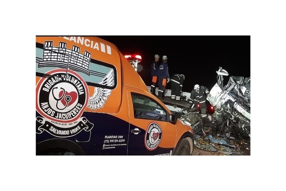 Colisão entre caminhão e ônibus de turismo provoca a morte de 25 pessoas na Bahia