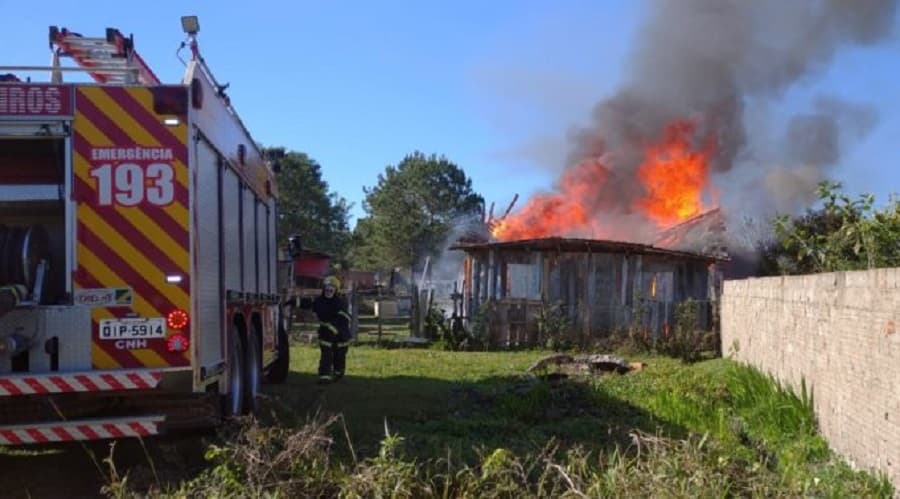 Homem mata vizinho por causa de oração e ainda incendeia residência em SC