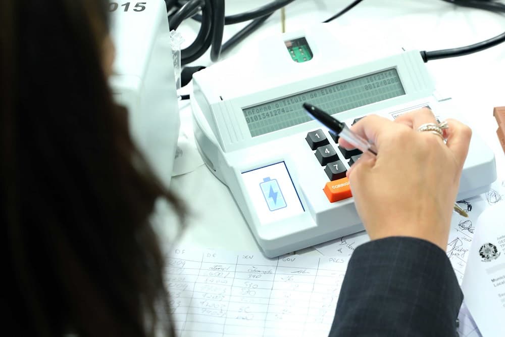 TRE-RS inova convocando mesárias e mesários por aplicativo de mensagem