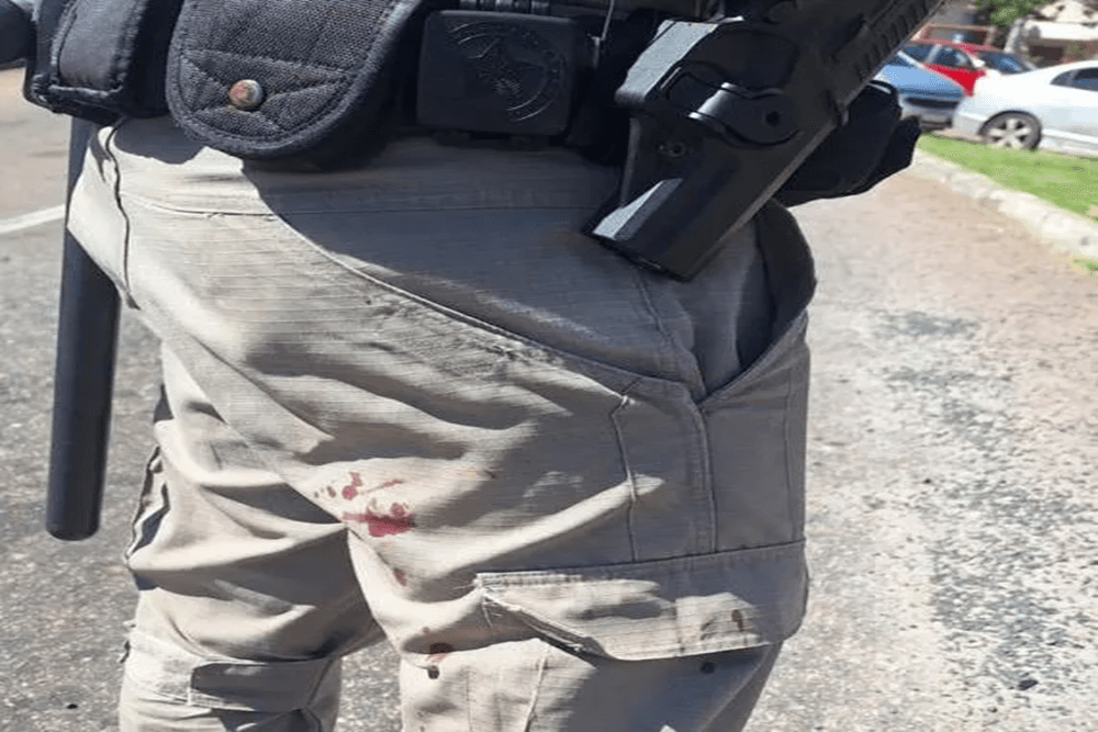 Homem tenta roubar arma de policial militar, esfaqueia e depois é ferido com disparo de arma de fogo pelo próprio brigadiano em Porto Alegre