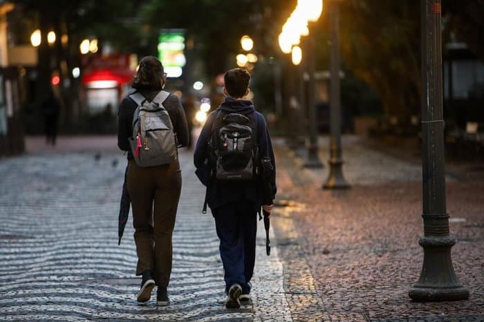 Frente fria causa instabilidade no RS nesta sexta-feira e temperatura começa a cair