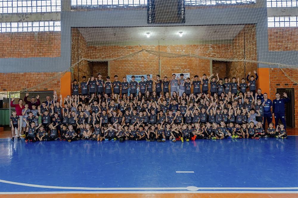 Escolinha Municipal de Futsal Pequeno Campeão recebe novos uniformes em São Martinho