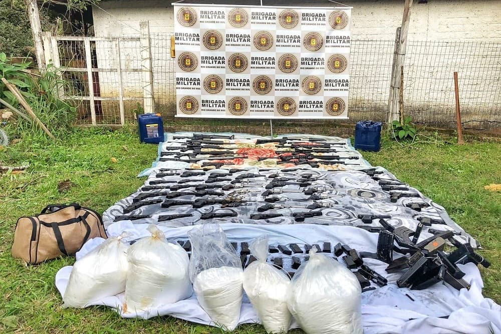 Brigada Militar apreende mais de 70 armas enterradas em propriedade rural