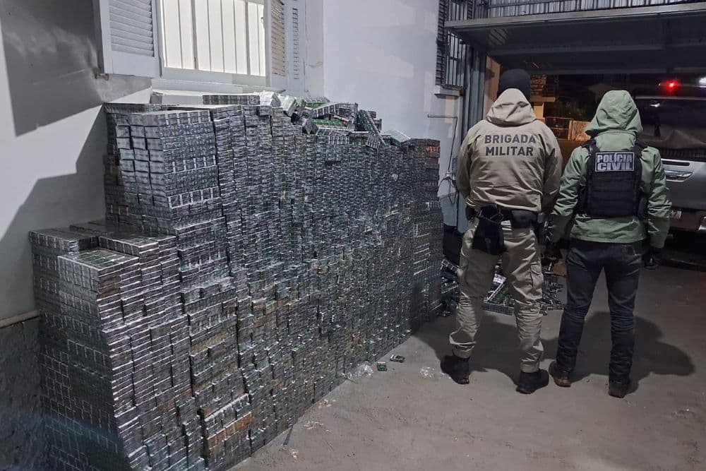 Polícia apreende 25 mil maços de cigarros contrabandeados e recupera veículo roubado em Crissiumal
