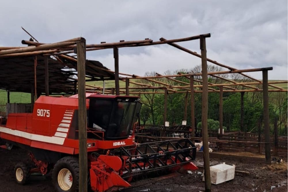 Vento forte destelha galpão em propriedade rural na Esquina Fátima