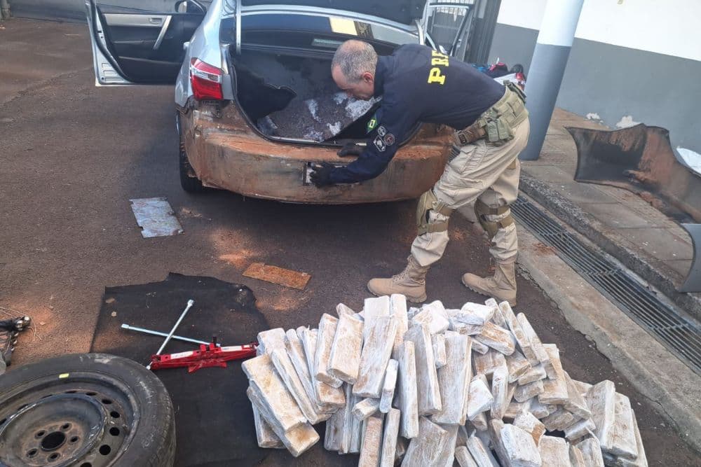 PRF prende casal argentino com carro carregado de maconha na BR-468