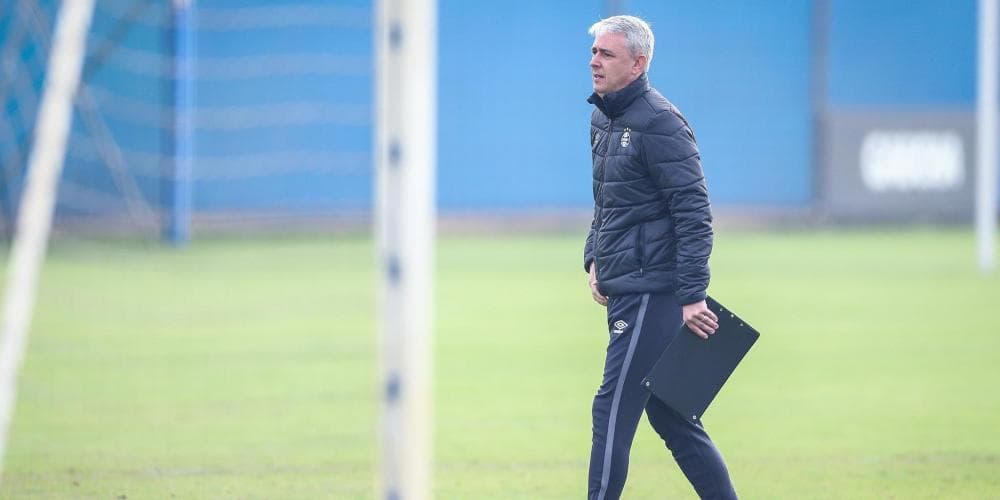 Recuperado da Covid-19, Tiago Nunes volta aos trabalhos no Grêmio