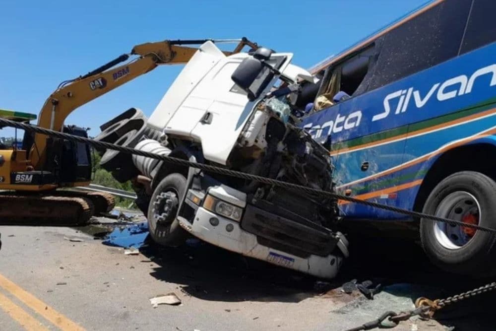 Seis pessoas morrem em acidente com carreta e ônibus na BR-116, em Pelotas