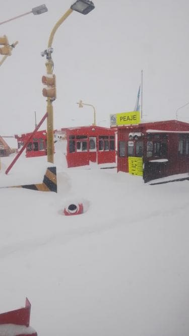 Nevasca na Cordilheira dos Andes retém caminhoneiros gaúchos