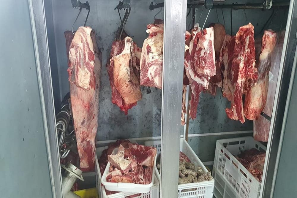 Operação apreende alimentos impróprios para consumo em Ajuricaba