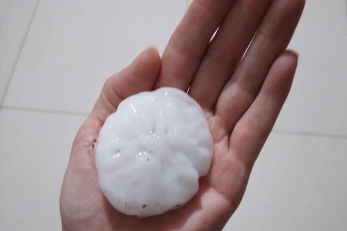 Chuva de granizo danifica ao menos cem casas em Viamão