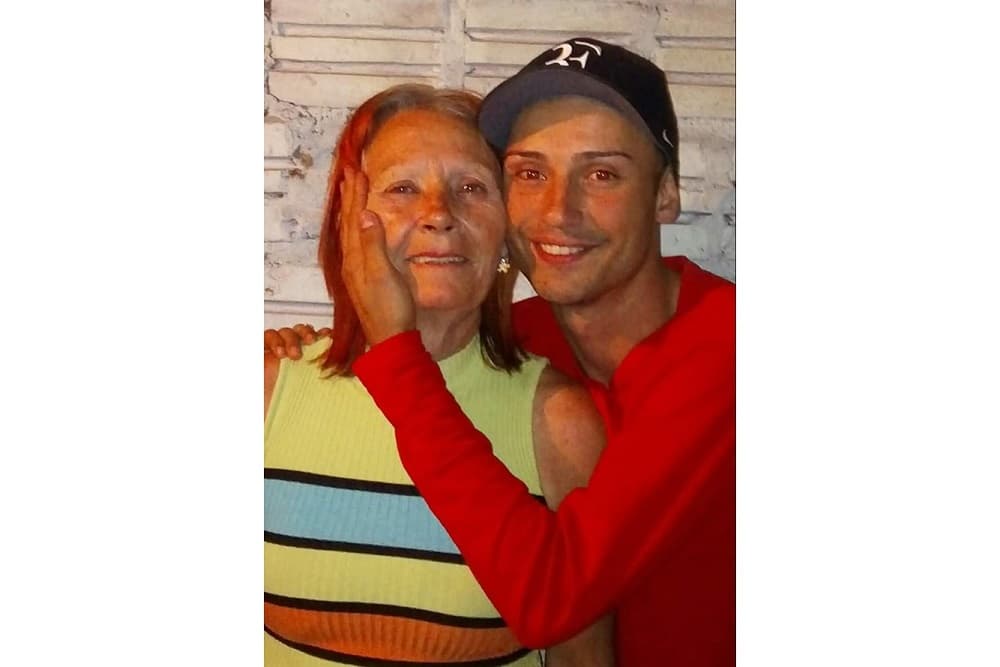 Mulher procura pela mãe, que morou em Santo Augusto