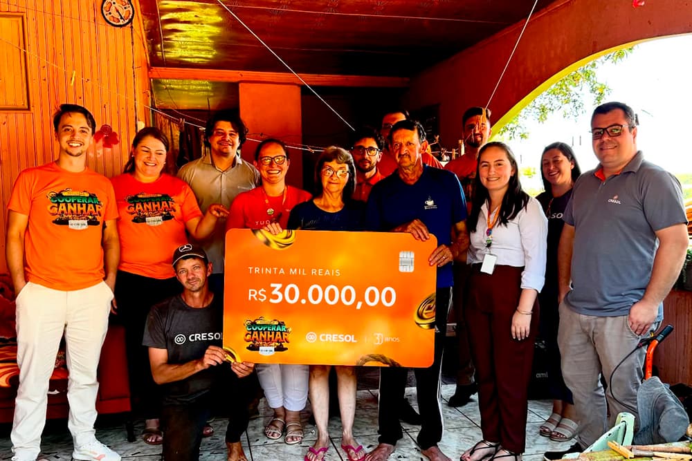 Cresol Cooperar entrega prêmio de R$ 30 mil a cooperado fundador de Sede Nova