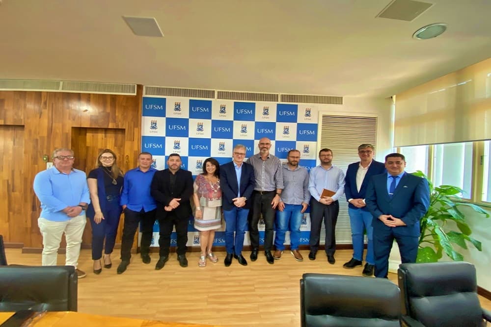 Implantação do curso de medicina em Palmeira das Missões é discutida em reunião com reitor da UFSM