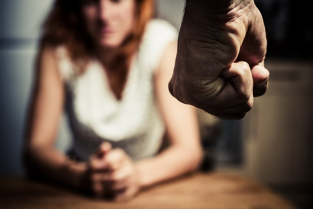 Lei cria programa Sinal Vermelho e institui crime de violência psicológica contra mulher