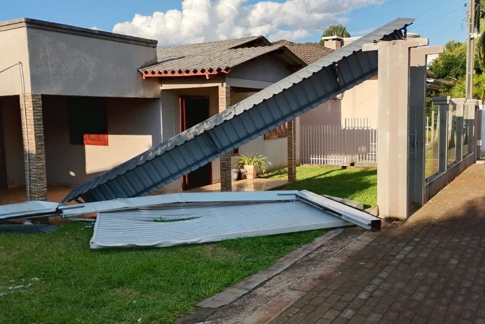 Caminhão desgovernado atinge residência e causa danos em veículos em Miraguaí