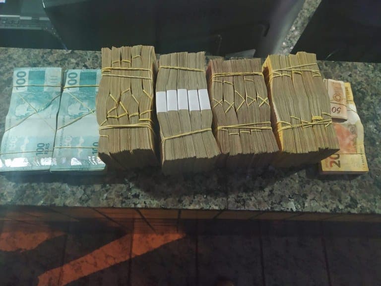 Sarandi: PRF apreende quase 100 mil reais sem procedência em um carro na BR 386