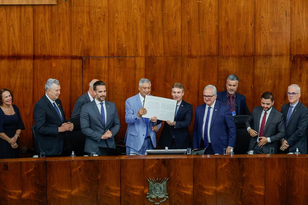 Adolfo Brito é empossado como presidente da ALRS em sessão solene