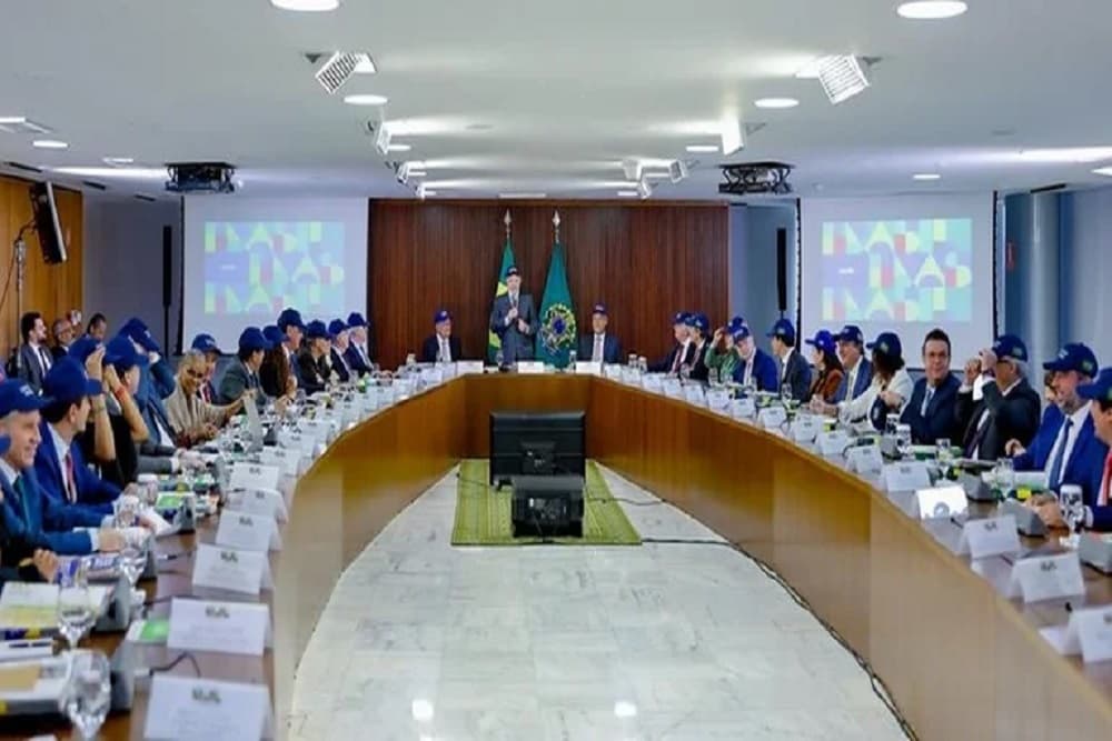 Reunião ministerial de Lula tem bonés azuis e lançamento do novo slogan “O Brasil é dos brasileiros”