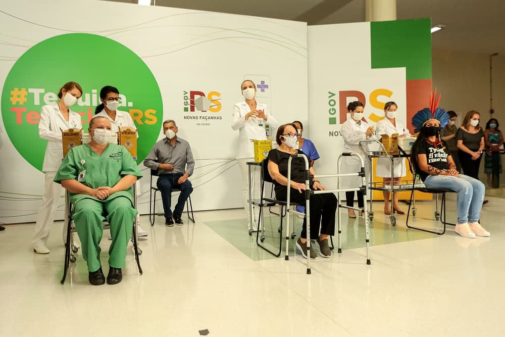 Cinco gaúchos de grupos de risco recebem juntos as primeiras doses da vacina contra Covid-19 no RS