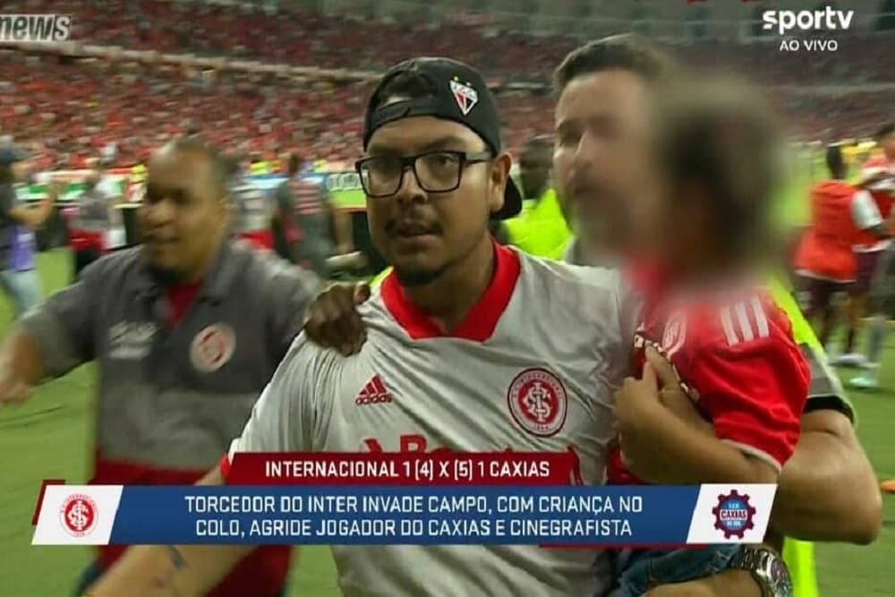 Justiça proíbe torcedor que invadiu campo com a filha no colo para agredir jogador de ir a estádio por 10 jogos