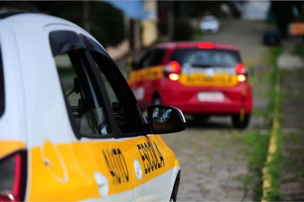 Novas regras para CNH: fim das aulas obrigatórias em autoescolas é aprovado pelo Contran