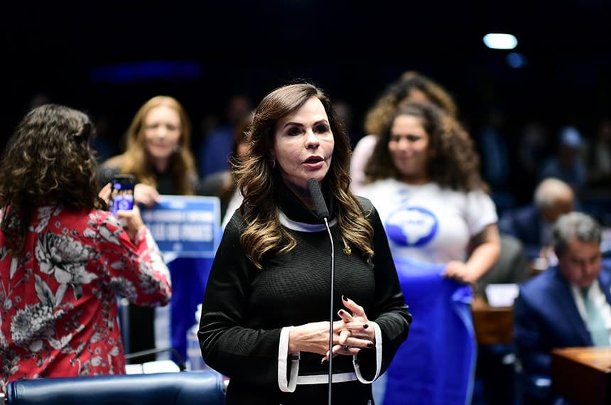 Senado aprova bolsa de pelo menos R$ 700 para alunos de baixa renda da graduação