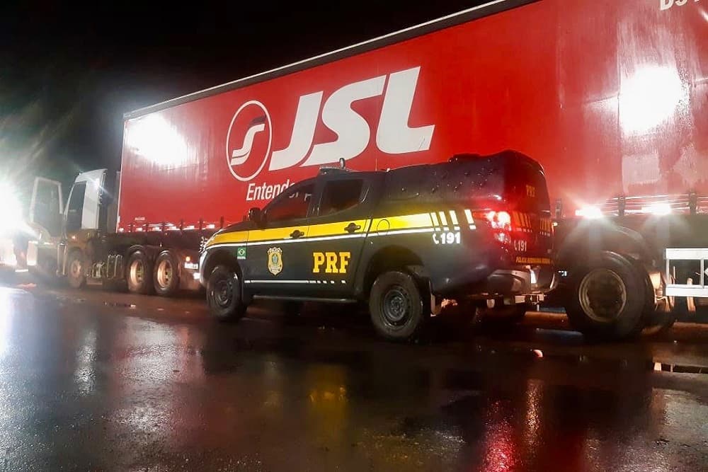 PRF recupera carreta carregada com 1,6 milhão de reais em agrotóxicos em Passo Fundo