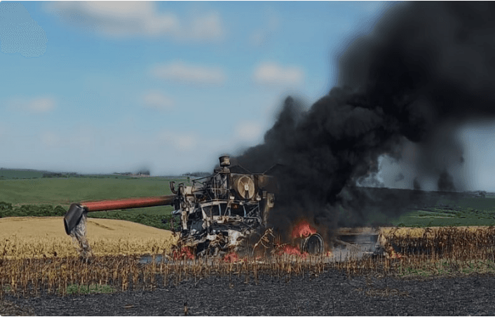 Colheitadeira pega fogo durante colheita de milho em Tupanciretã