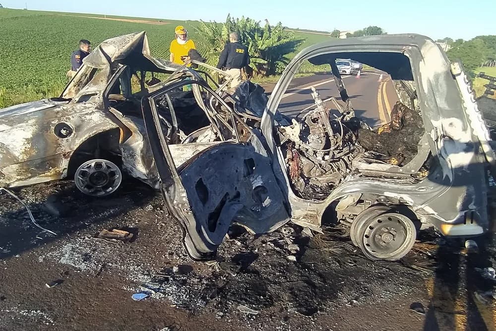 Acidente seguido de incêndio deixa três pessoas mortas na BR-472