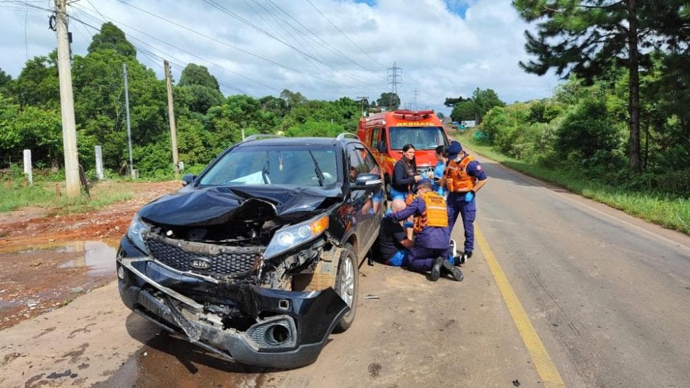 Pneu se solta de caminhão, atinge carro e deixa homem ferido