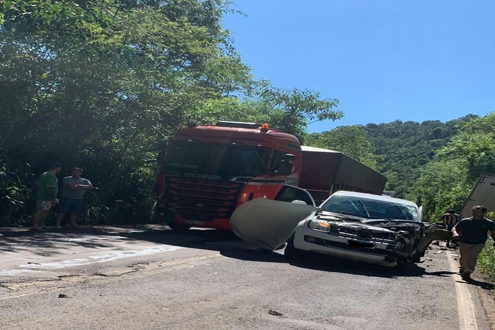 Quatro veículos se envolvem em acidente na RSC-472, próximo à ponte do rio Turvo