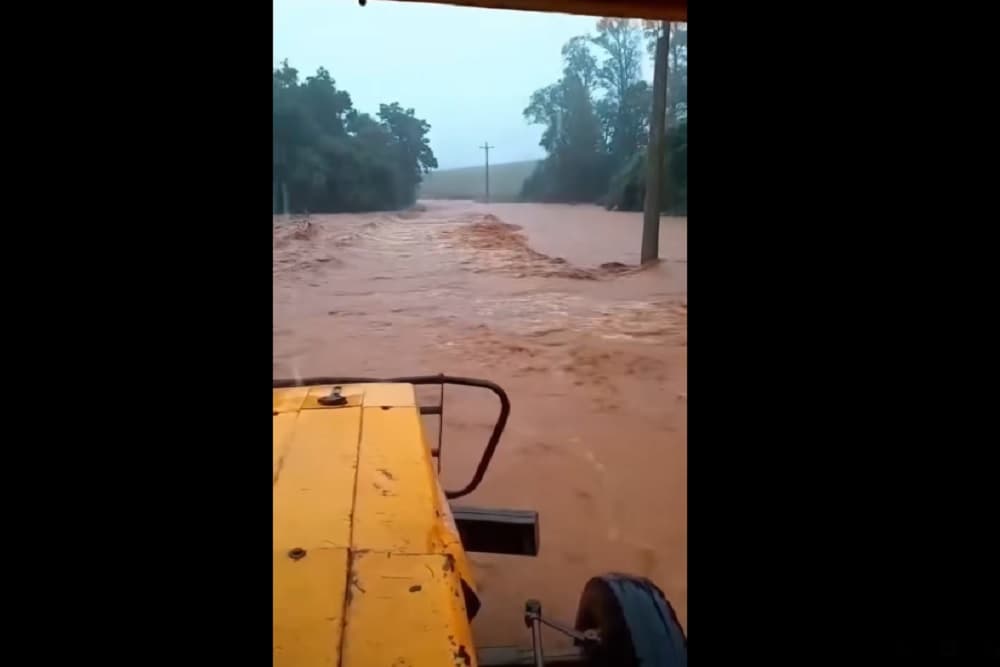 Barragem transborda, ponte é destruída e comunidades ficam alagadas após temporal em Doutor Maurício Cardoso