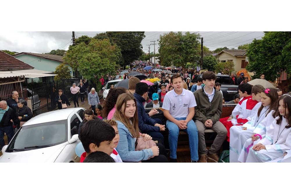 Procissão reúne devotos em Santo Augusto para homenagear Nossa Senhora Aparecida