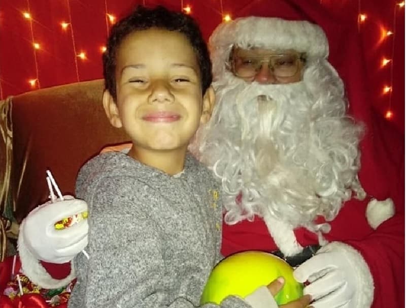 Doações a menino que pediu carne em carta ao Papai Noel ultrapassam R$ 20 mil e família faz churrasco