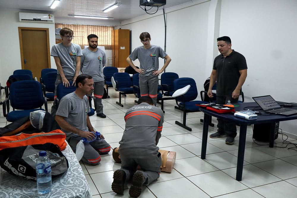 Novos técnicos da CERILUZ provedora de internet recebem treinamento sobre NRs