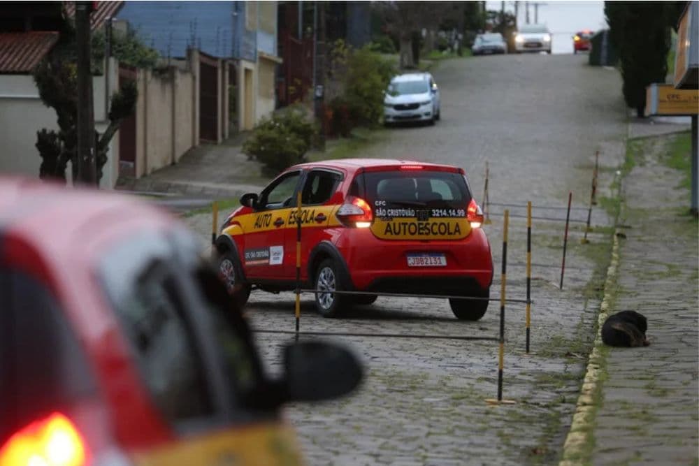 CNH sem autoescola: governo avalia acabar com obrigatoriedade de aulas para obter a carteira de motorista