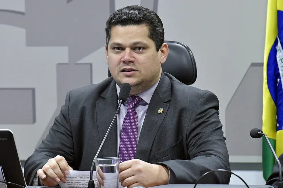 Alcolumbre marca votação da PEC da escala 6x1 no Senado para dois dias após o primeiro turno