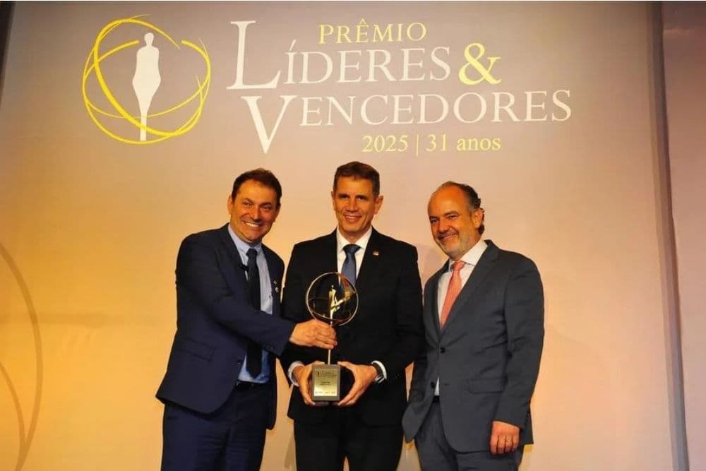 Ernani Polo é homenageado com o Prêmio Líderes & Vencedores 2025 na categoria Mérito Político