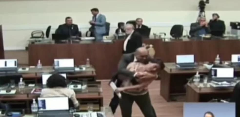 VÍDEO: vereadora é abraçada e beijada à força por parlamentar em sessão da Câmara de Florianópolis