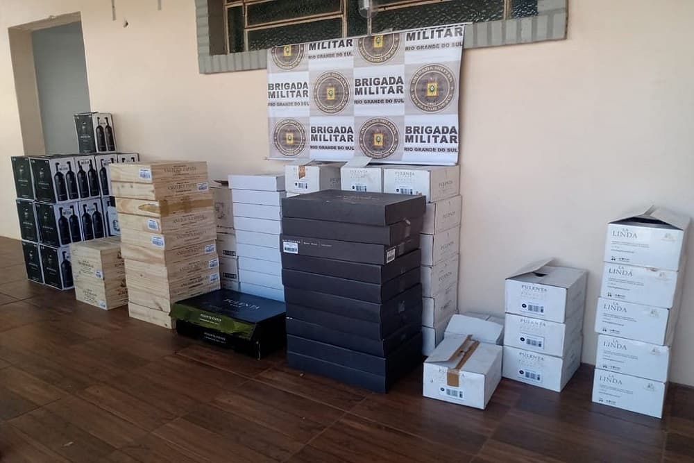 Servidor do Estado é detido com carga de vinho contrabandeada em Santa Rosa