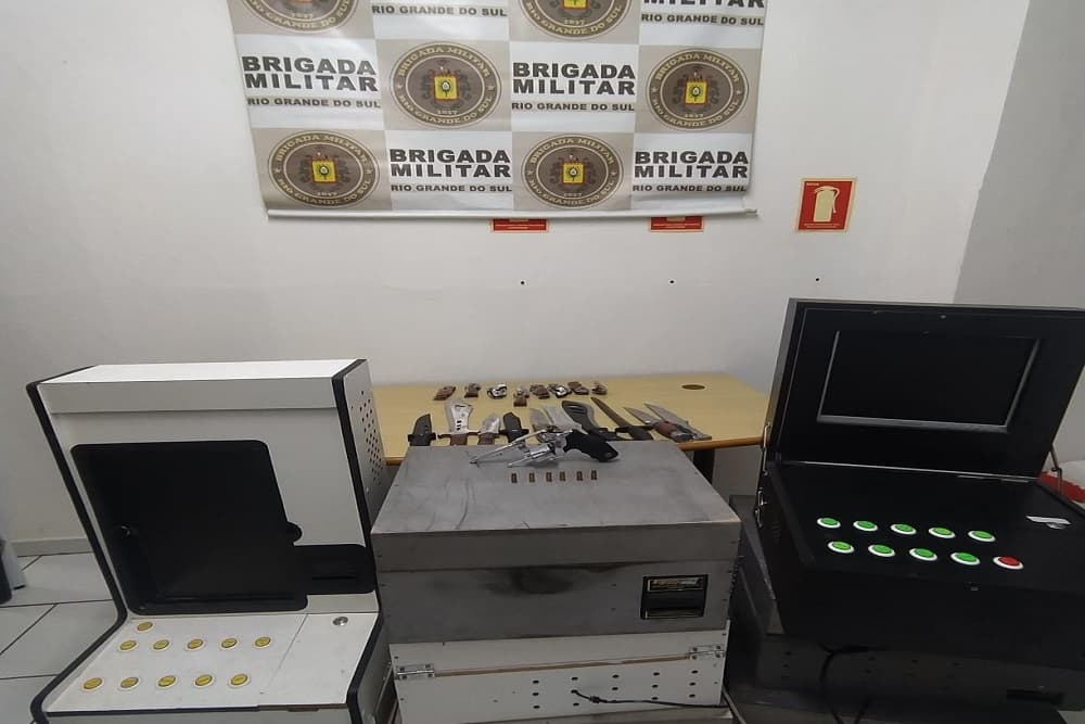 Brigada Militar prende homem por porte irregular de arma de fogo e apreende máquinas caça níquel