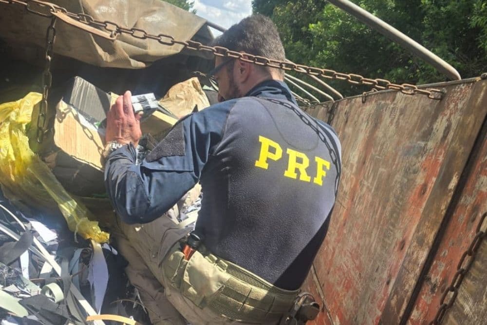 Caminhão emplacado em Três Passos é flagrado transportando mais de 100 mil maços de cigarros na BR-386